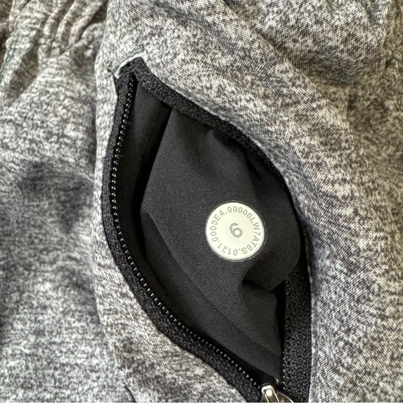 Lululemon Tracker Short 4" Inseam in Heather Lux Multi Black Size 6 - Picture 3 of 6